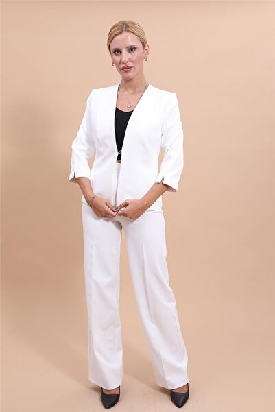 ÖNDER ÖZSOY سترة قصيرة بياقة على شكل V وبنطلون واسع الساق - أبيض