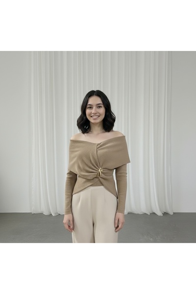 Butik Beyza Madonna Blouse with Metal Accessory Detail