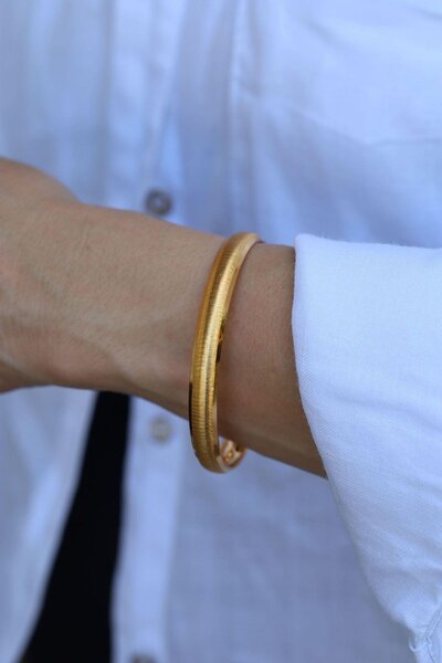 Yenigün Kuyumculuk 5.18 Gram Kenarı Simli Parlak Model Altın Bilezik – Hediyelik & Yatırımlık - 10 mm Genişlik YTRM97-8