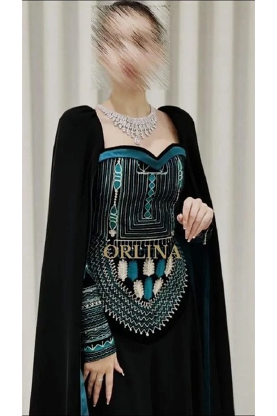 Orlina جلابية شموخ العسيرية – كريب كوري ملكي بتطريز مقصب