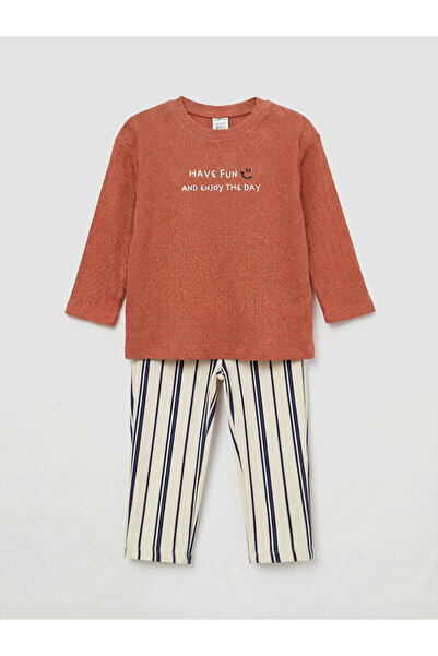 LC Waikiki اصنع أسلوبك الخاص مع بنطلون وتي شيرت للأولاد الصغار ذو ياقة دائرية...