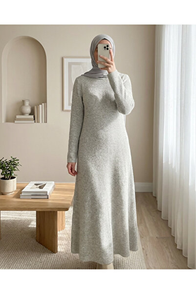 Modamorfo Μαλακό πλεκτό φόρεμα με λαιμόκοψη και εφαρμοστή μέση - Μπεζ