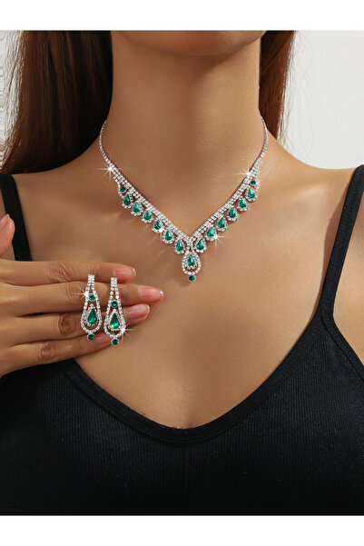 Take Two By Styli طقم عقد وأقراط من الكريستال الأخضر الزمردي