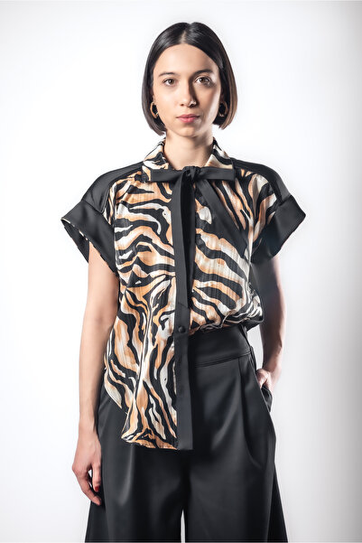 LOFTY FASHION Camasa neagra satinata cu animal print, asimetrica cu funda la gat