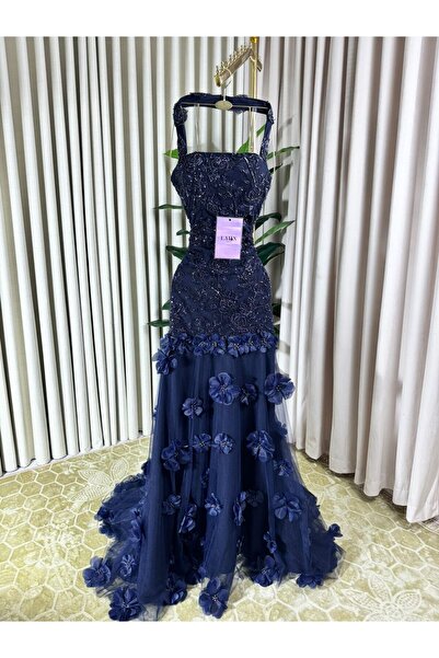 LAMSAT LATIN فستان سهرة كحلي فاخر بتطريز لامع وورود ثلاثية الأبعاد – قصة ميرميد