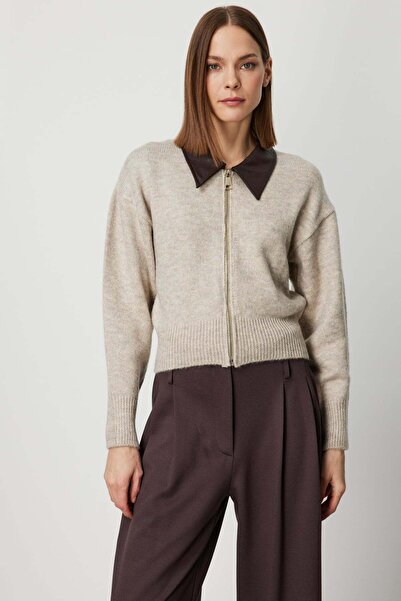 ON سترة جلدية بتفاصيل مميزة وسحاب