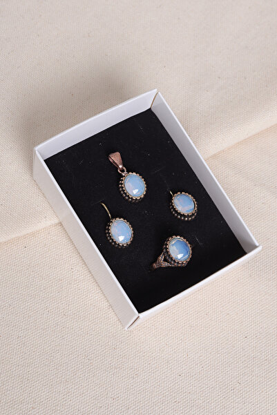 Süspüs Accessories طقم الأحجار الكريمة البيضاء الأصلي (قلادة، أقراط، خاتم)