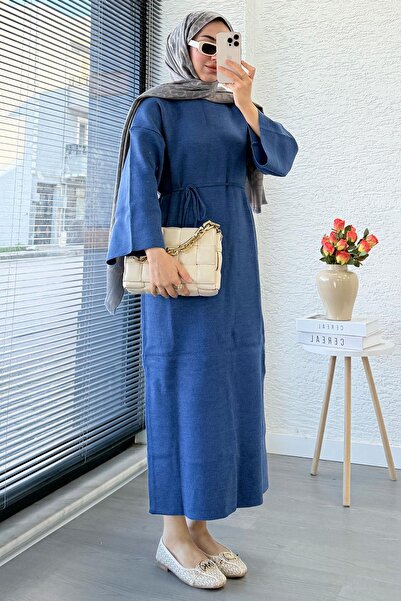 MELEK ARAZ فستان تريكو فاخر من أمور ستيل مع حزام - لون نيلي