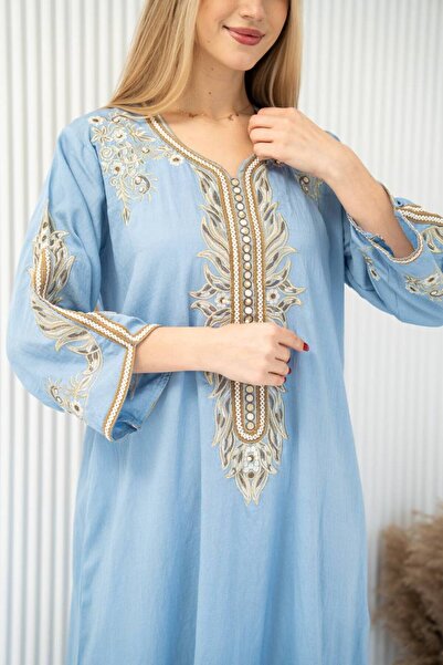 AFandina A jalabiya embroidered with intricate details for a regal look. SM-8