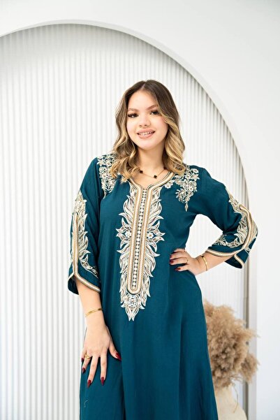 AFandina A jalabiya embroidered with intricate details for a regal look. SM-8