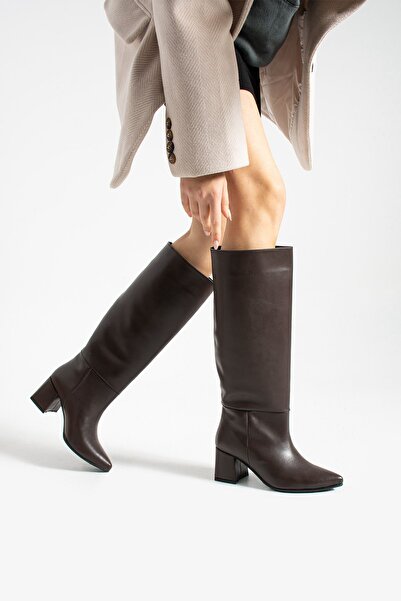 Gamze Shoes Cizme fără fermoar cu vârf ascuțit maro închis