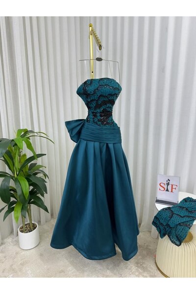 Kendallksa An elegant evening dress in dark emerald green,