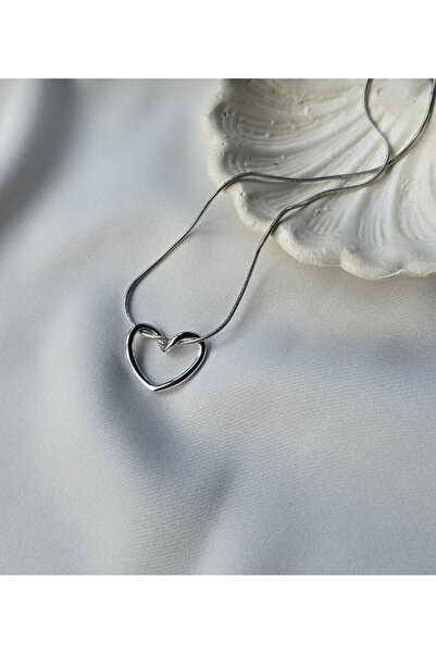 LAYDA قلادة فولاذية على شكل قلب فضية اللون