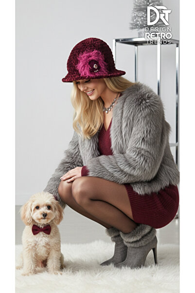 drt tasarım قبعة مخملية باللون العنابي مع تفاصيل بروش مزين بالريش