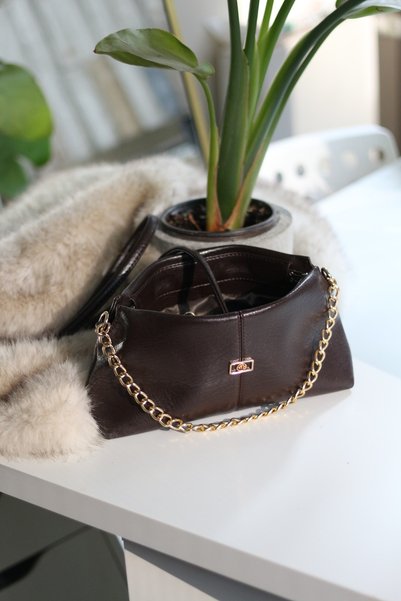 Moom Bag حقيبة كتف نسائية بسلسلة بني داكن مع تفاصيل مميزة