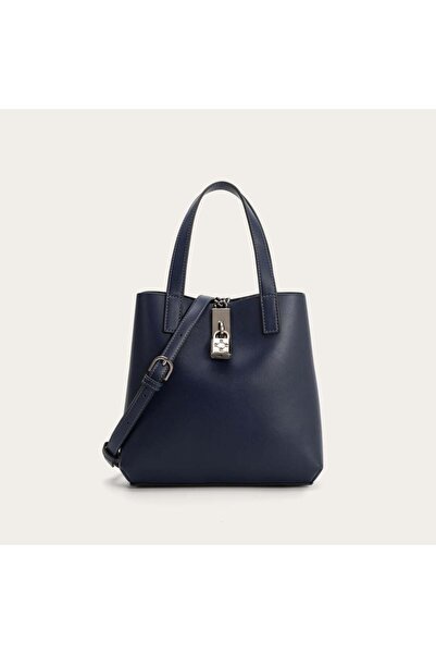 Generic A distinctive medium-sized bag in navy blue.