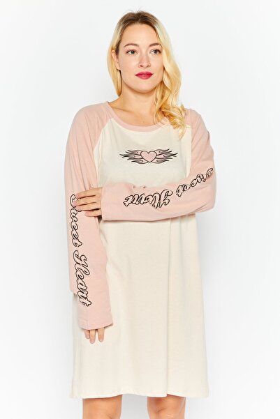 Sinsay فستان نوم نسائي مطبوع بأكمام طويلة، مزيج من البيج والوردي القديم