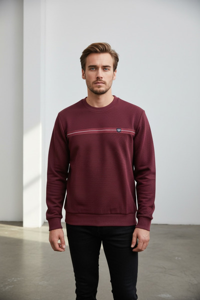 Piyera قميص رجالي من مار جاكر برقبة دائرية وشريط على الصدر باللون البورغندي