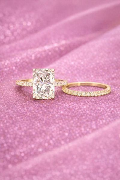 Laboratuvar Pırlantası Lp Işıklı kutuda 5 karat radyant ve tamtur yüzük