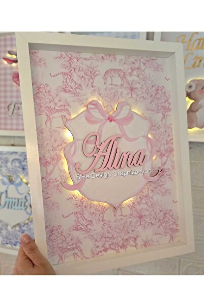 s'he design organizasyon 30x40 BÜYÜK BOY LEDLİ AHŞAP OBJELİ KAPI SÜSÜ / KIZ BEBEK İSMİNE ÖZEL HASTANE DOĞUM ODASI KAPI SÜSÜ