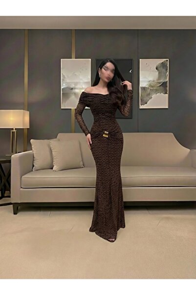 rovan فستان بني طويل، أكتاف مكشوفة، قماش مزموم بنقشة شبكية، ومشبك ذهبي على الخصر.