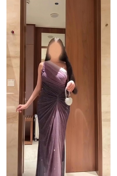 rovan فستان سهرة أومبري بنفسجي، بكتف واحد وثنيات درابيه، مرصع بالكريستال اللامع.