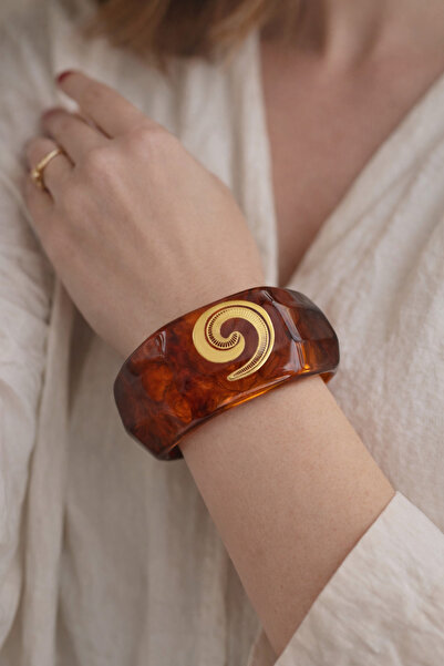 Lovecharm سوار نسائي منقوش بالعنبر مع تصميم حلزوني وتفاصيل ذهبية