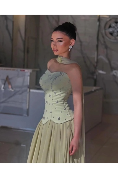 Masha ~ فستان سهره مطرّز بدقة بأحجار كريستاليه ولمسات تألقي بإطلالة زيتونيّة ملكيّة مع فستان انيق من