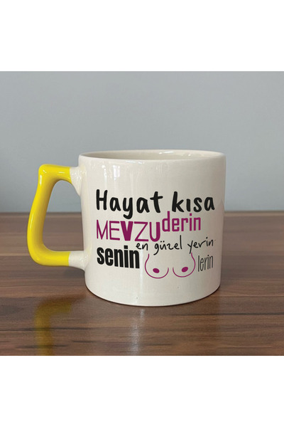 Kırtasiye Ofisi أفضل مكان لك هو ميميرز، كوب هدية مزخرف بمقبض أصفر على شكل حرف D