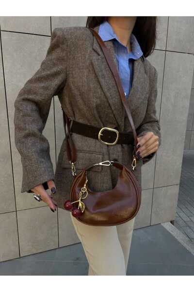 ÖZÜM TAKI حقيبة يد وكتف نسائية باللون البني مع هدية تشارم الكرز