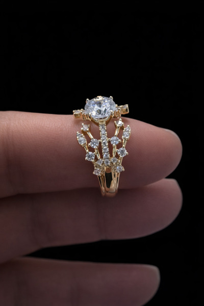 Lanuna خاتم نسائي ذهبي اللون بمظهر حجر واحد