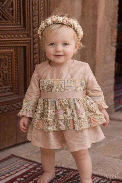 La reina petite فستان شعبي وردي بتطريزات شعبية من لارينا بتيت