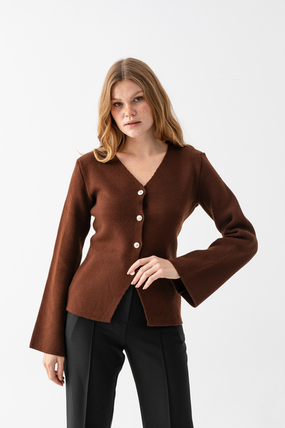 Cebe سترة تريكو إسبانية بأكمام طويلة - موديل أنيق بفتحة رقبة على شكل حرف V وتفاصيل أزرار