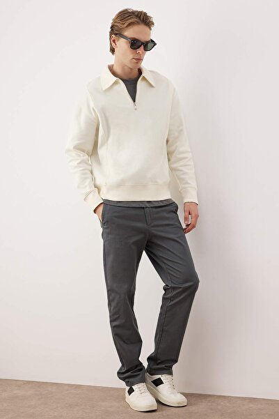 ترينديول كوليكشن بنطلون رجالي من قماش الغبردين ذو ملمس خاص من أوليف TMNAW26PL...