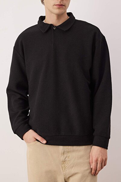 ترينديول كوليكشن سترة سوداء جديدة قصة فضفاضة / سترة بياقة بولو واسعة وسميكة بأزرار كبس TMNAW26SW00051