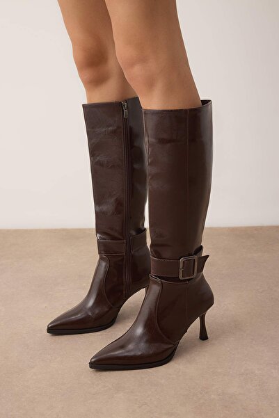 TRENDYOL SHOES Dunkelbraune Damenstiefel aus Lackleder mit Gürteldetail und 8,5 cm dünnem Absatz TAKAW26CZ00037