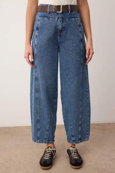 ترينديول كوليكشن جينز فضفاض بخصر عالٍ مع تفاصيل خياطة على شكل حزام باللون الأزرق والبني TWOSS25JE00182