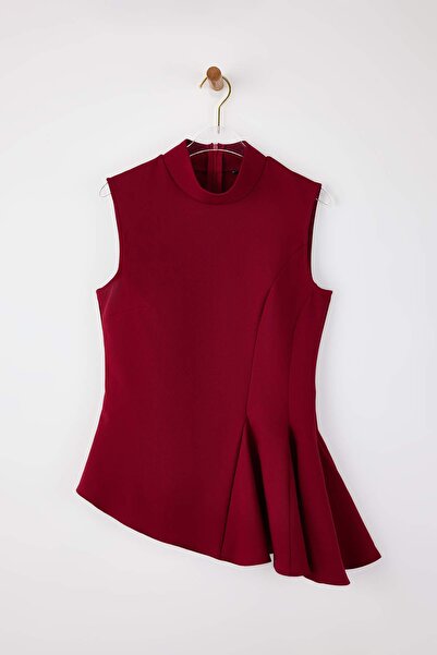 ترينديول كوليكشن بلوزة جوديلي ياقة مرتفعة متوسطة الطول منسوجة غير متماثلة باللون العنابي TWOSS26BZ00085