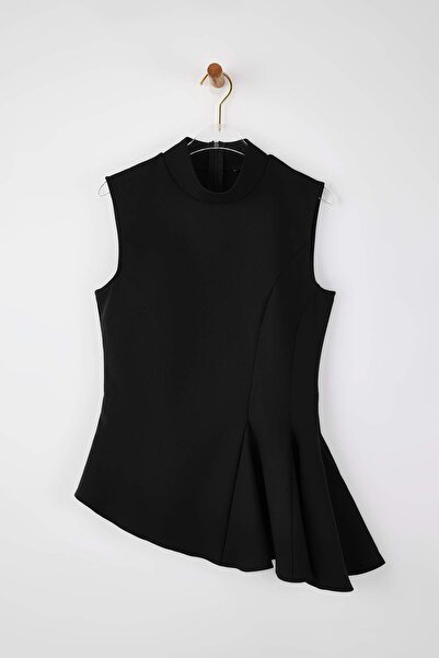 ترينديول كوليكشن بلوزة جوديلي ياقة مرتفعة متوسطة الطول منسوجة غير متماثلة باللون الأسود TWOSS26BZ00085