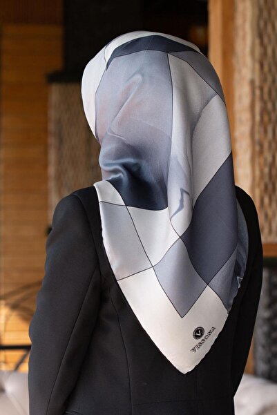 Vissona %100 Twill İpek Geometrik Desenli Gri - Gümüş Renkli 90x90 Eşarp Diki...