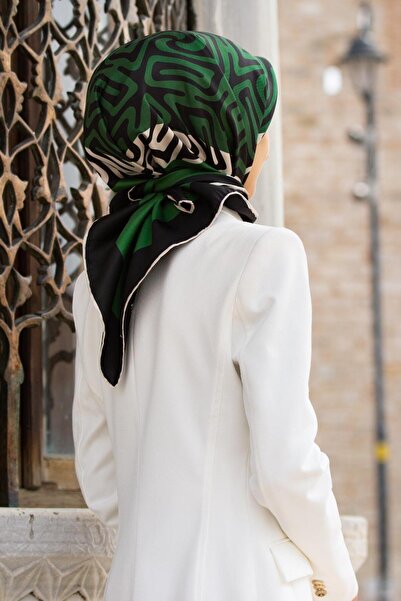 Vissona 100% mătase twill cu model ondulat cu borduri, culoare negru - verde smarald, 90x90, formă de cusut: cusut manual.