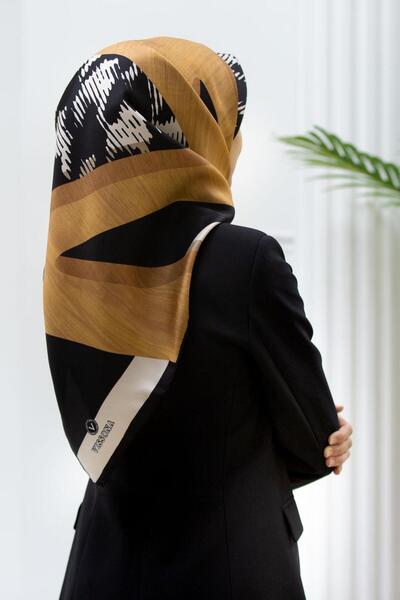 Vissona 100% mătase twill cu model Chevron, culoare auriu - negru, eșarfă 90x90, cusătură la marginea eșarfei, cusut manual