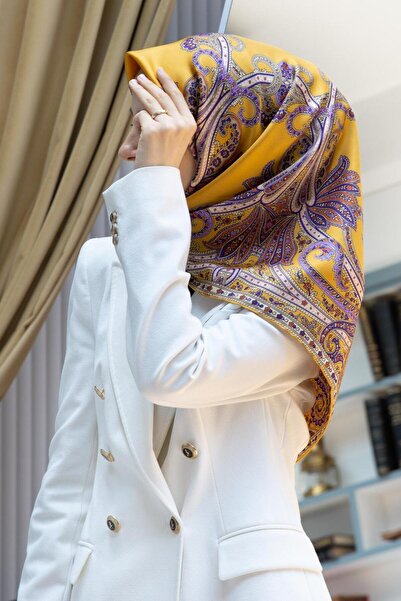 Vissona 100% туилови копринен шал с мотив Gold Цвят 90x90 Шал Начин на израбо...