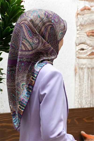 Vissona %100 Twill İpek Etro Desenli Mürdüm Renkli 90x90 Eşarp Dikim Şekli : El Dikişi