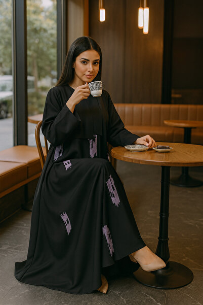 Elegant Crepe abaya decorated with moiré embroidery