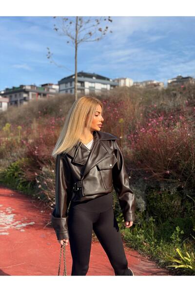 derrymore جاكيت جلدي قصير للموسم الجديد مع تفاصيل غطاء أنيق