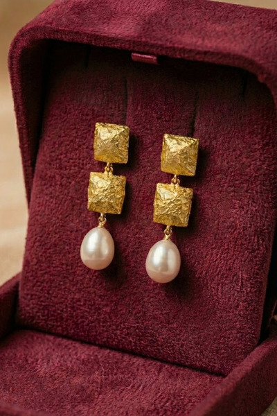 RADESA Altın Kaplama Bronz Küpe | Dokulu Kare ve Barok İnci Sallantılı Özel T...