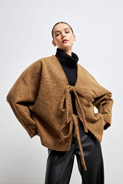 Bipantolon سترة نسائية مستوردة بتفاصيل دانتيل بلون الجمل