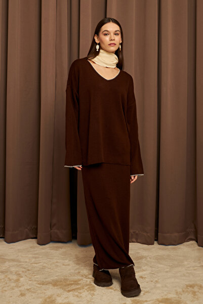 Bipantolon طقم تريكو نسائي بني اللون بتفاصيل خياطة على شكل حرف V وتنورة