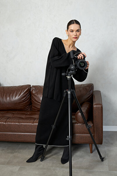 Bipantolon طقم تريكو نسائي أسود بتفاصيل خياطة على شكل حرف V وتنورة